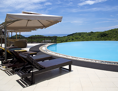 戴高樂泳池設(shè)備成功簽訂東莞趙先生無邊際泳池