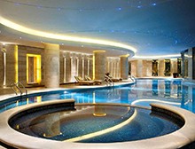 恒溫泳池?zé)岜?如何讓游泳館一年四季生意都火爆？