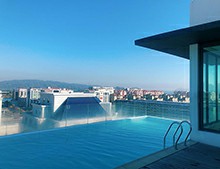 不用出國在自家樓頂就能暢游無邊際泳池，你也能擁有[戴高樂泳池設備]