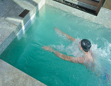 無邊際泳池循環系統這么神奇，竟然讓小泳池化身大泳池