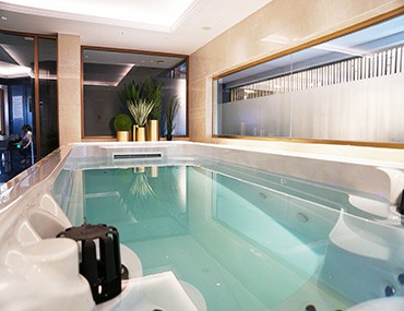 別墅的無(wú)邊游泳池既可以無(wú)限暢游，還自帶沖浪功能