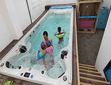 寶寶的家用游泳池是使用充氣的還是整體式的?看完就有答案了